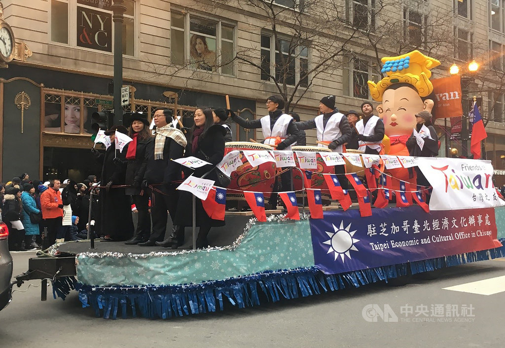 駐芝加哥辦事處為紀念台灣關係法40週年，11月28日以花車形式參加感恩節遊行。花車上擺放大型媽祖充氣公仔，象徵台灣媽祖親臨芝加哥慶祝感恩節。（圖:駐芝加哥辦事處提供）