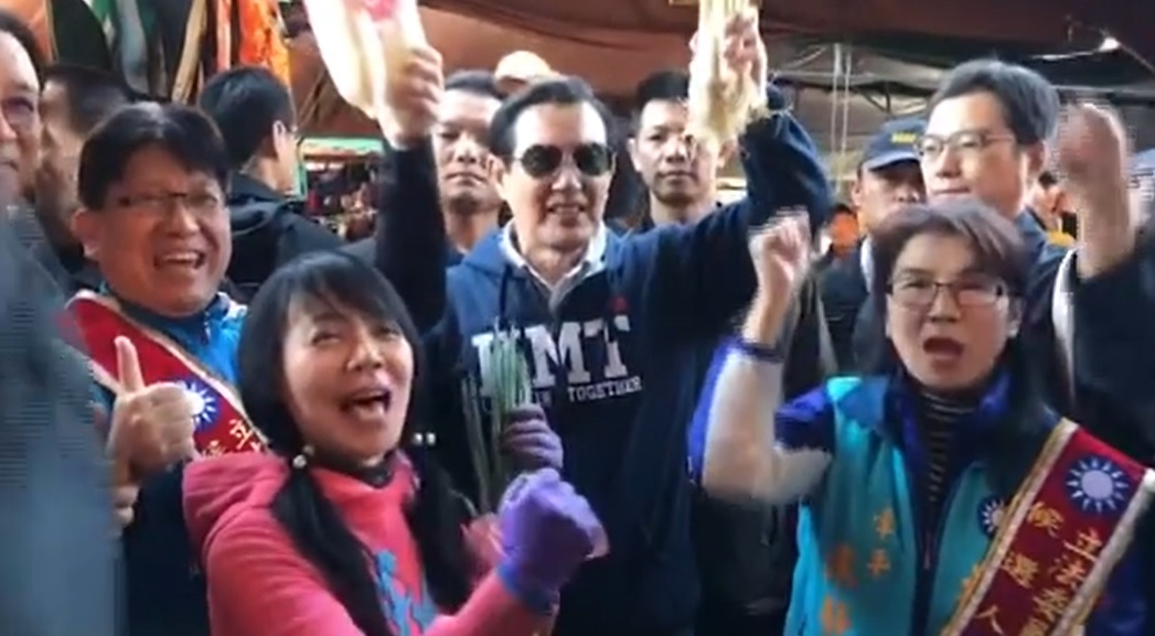 前總統馬英九今日陪同國民黨新竹縣第二選區立委候選人林思銘到竹東中央市場掃街拜票。 圖：翻攝自林思銘幸福領航新竹出發臉書