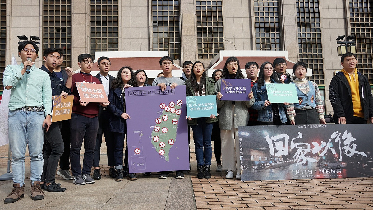 青民協、臺學聯以及各大專校院學生會代表共同呼籲，鼓勵大學生明年大選返鄉投票。 圖：臺灣青年民主協會/提供