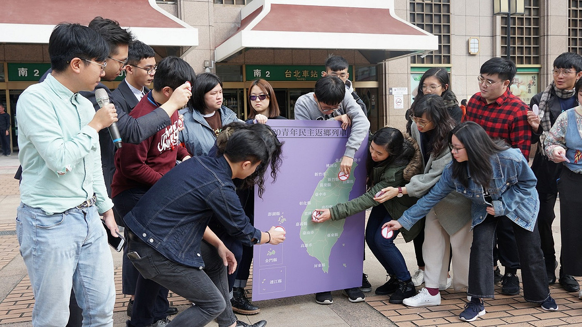 青民協、臺學聯以及各大專校院學生會代表將投票章的標誌貼到台灣地圖上的各個縣市，共同呼籲青年世代應踴躍挺身而出。 圖：臺灣青年民主協會/提供