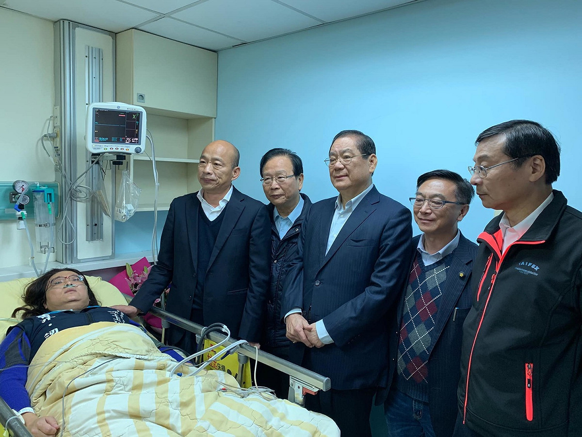 國民黨多名立委日前到外交部抗議，因不滿外交部人員未出面回應而硬闖，立委陳玉珍在衝突中意外手被門夾住，送醫後住進台大急診重症病房。 圖：翻攝自黃國昌臉書
