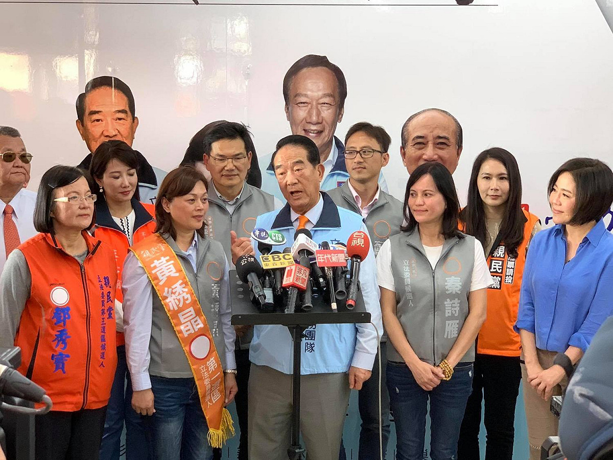 親民黨主席宋楚瑜今日南下高雄替自家立委候選人黃綉晶站台。 圖：翻攝自劉宥彤臉書