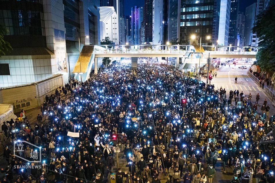 香港民間人權陣線申請8日舉行國際人權日集會與遊行，活動下午3時準時從維多利亞公園出發，遊行隊伍入夜後亮起手機燈光。 圖／翻攝自立場新聞臉書