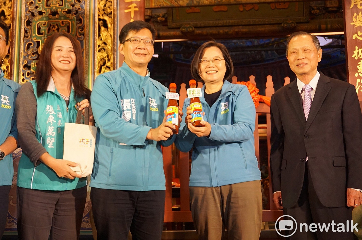 競選連任的立法委員張廖萬堅，贈送東泉辣椒醬給蔡總統，祝福「辣台妹」高票連任。 圖／唐復年攝