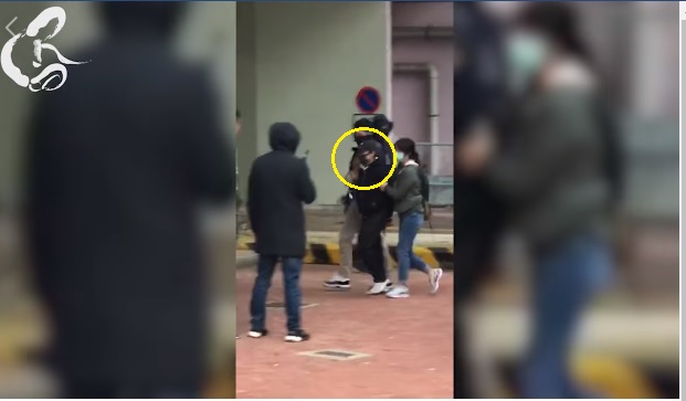 香港理工大學校園電台記者直擊，9日上午大三罷黎明行動中，有黑衣女子（圓圈處）被捕。 圖：翻攝自理大校園電台臉書