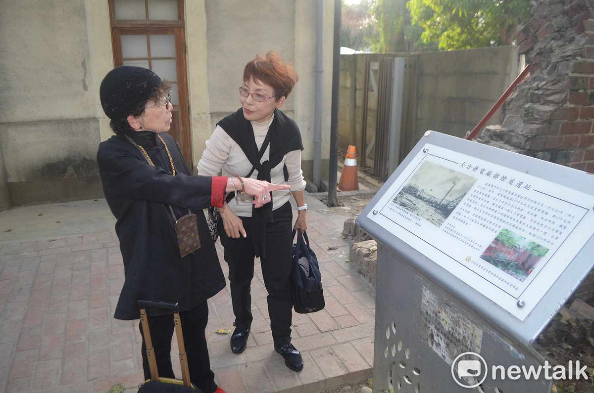 八十多歲的松川阿嬤（左）到嘉義製材所尋根。 圖：蔡坤龍/攝