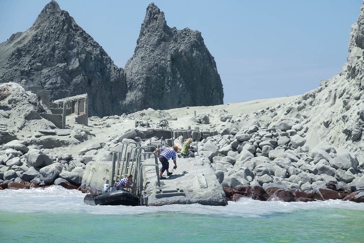 紐西蘭搜尋人員今天返回上週突然爆發的白島（White Island），但依然無法尋獲最後兩名失蹤人士的遺體。 圖：Michael Schade開放授權