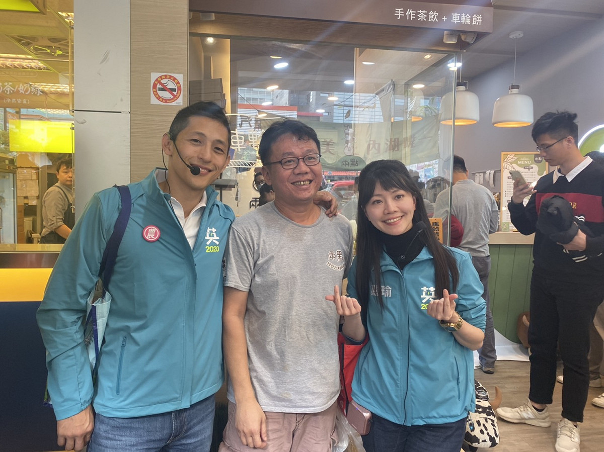 民進黨2位高人氣立委參選人吳怡農、高嘉瑜合體掃街。 圖：吳怡農競選團隊 ／ 提供
