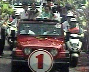 2004年3月19日下午，當時的民進黨正副總統候選人陳水扁（車上前排左）與呂秀蓮遭受槍擊，震驚國內外。 圖：翻攝自維基網站