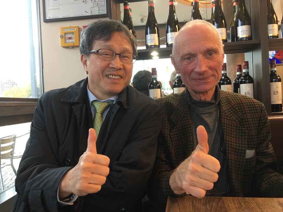德國國會今天舉行與台灣建交請願案公聽會。圖為駐德代表謝志偉與請願提案人克羅茲堡（Michael Kreuzberg）合影。 圖：翻攝謝志偉粉絲頁臉書
