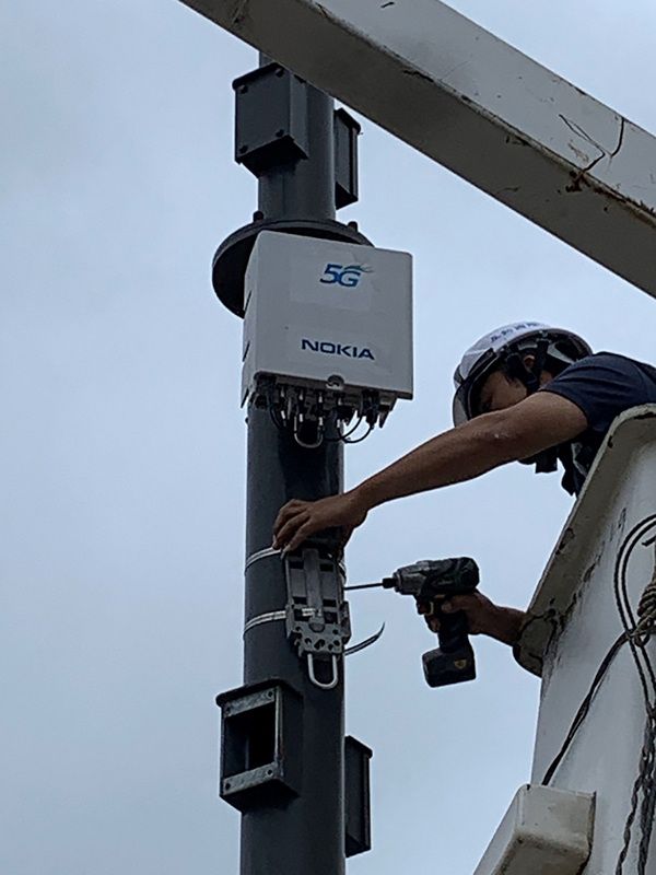 中華電信在新竹市南寮漁港建置了國內首座戶外5G small cell（小型基地台）智慧路燈。 圖：中華電信／提供