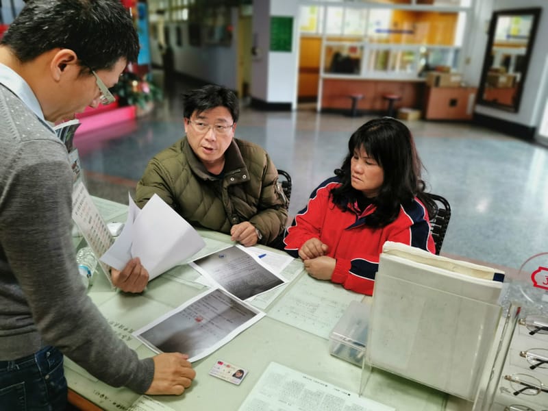 台東陳姓男子17歲時隨父親跑遠洋漁船，負氣躲在西班牙島上，一躲38年，如今父母過世，昔日少年邁入中年，思鄉卻歸不得。陳男的妹妹陳秀蘭（右）日前向移民署台東服務站專員陳允萍（左）求助，代兄辦理返國相關文件。 圖 : 陳允萍/提供