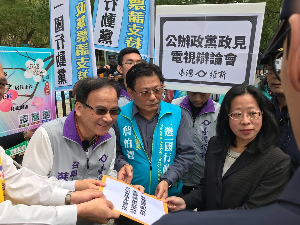 中選會代表接下陳情書，圖左為台灣維新召集人蘇煥智。 圖：台灣維新提供