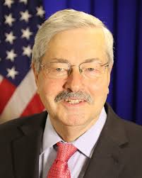 美國駐中大使布蘭斯塔德（Terry Branstad）在中文聲明指出，過去一年來，使館一直深為擔憂的是，中國在資訊自由以及表達和結社自由方面，情況有所惡化。 圖 : 翻攝自維基百科