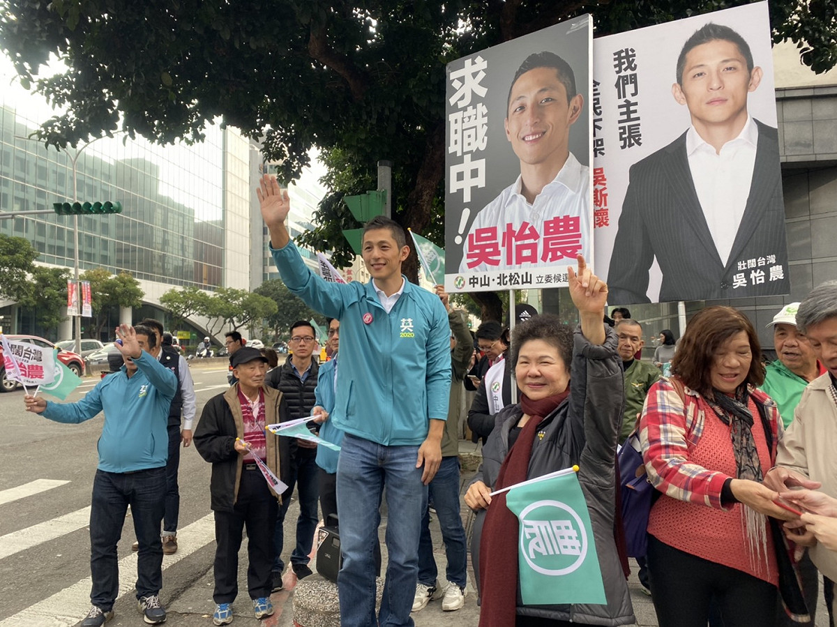 總統府秘書長陳菊特別請假陪同民進黨立委參選人吳怡農站路口拜票。 圖：吳怡農競選團隊 / 提供（資料照片）