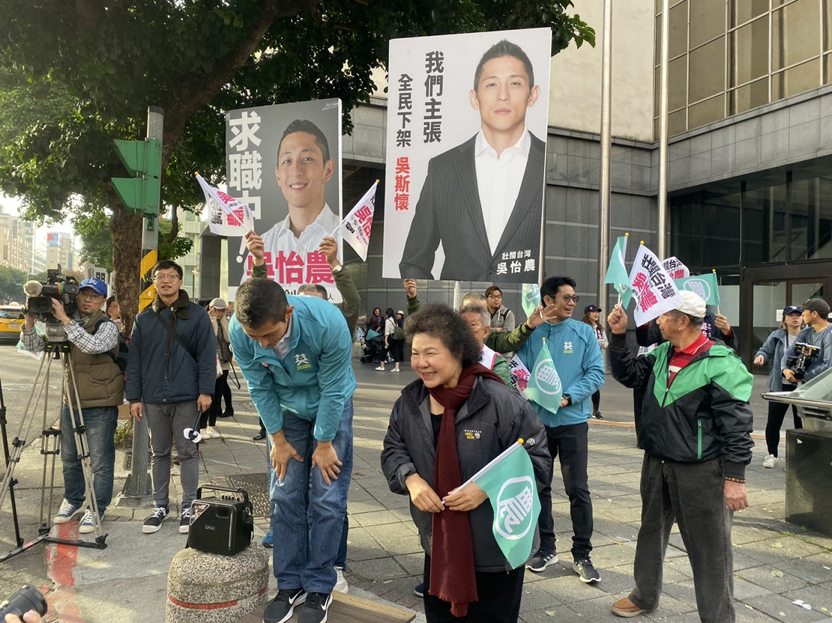 總統府秘書長陳菊陪同民進黨立委參選人吳怡農站路口。 圖：吳怡農競選團隊 / 提供
