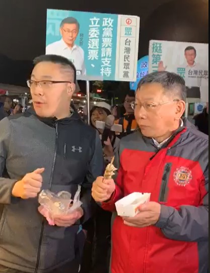 朱學恒4日與柯文哲一起逛士林夜市，買了8杯現切水果，共計1010元。 圖/翻攝自朱學恒的阿宅萬事通事務所臉書