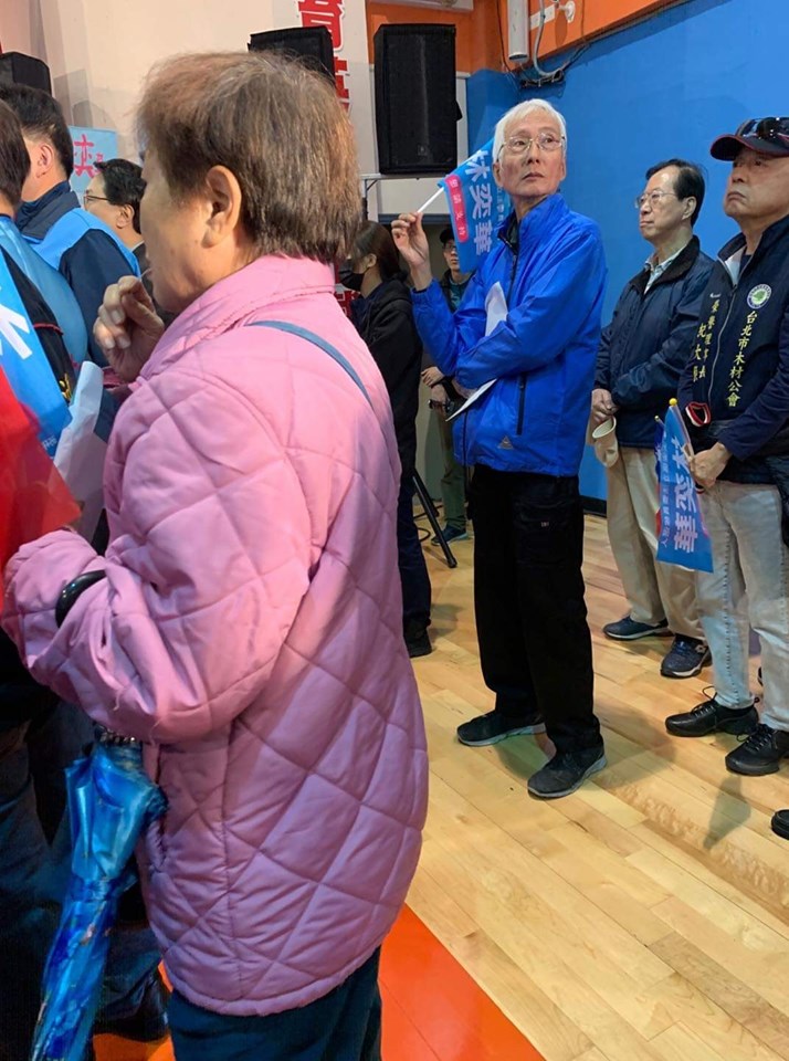 台灣同婚運動先驅祁家威(中)幫國民黨立委林奕華站台。 圖：翻攝自翁達瑞臉書