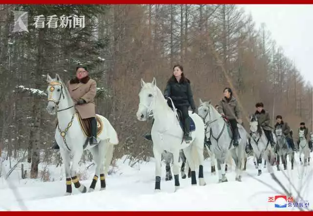 北韓官媒《朝中社》日前公布北韓領導人金正恩與夫人李雪主在白頭山的恩愛照片。 圖：翻攝自看看新聞