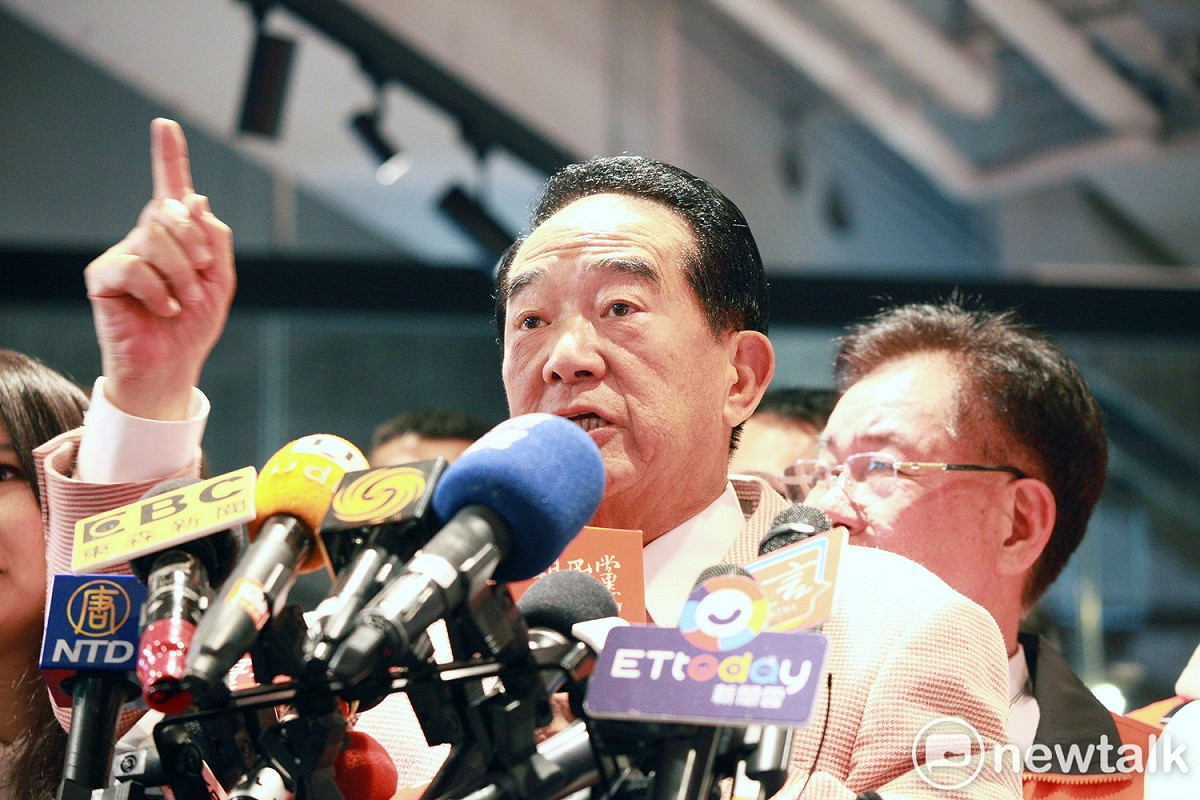 對於假民調議題，宋楚瑜說，2000年國民黨就開始做假民調了。 圖：林昀真/攝