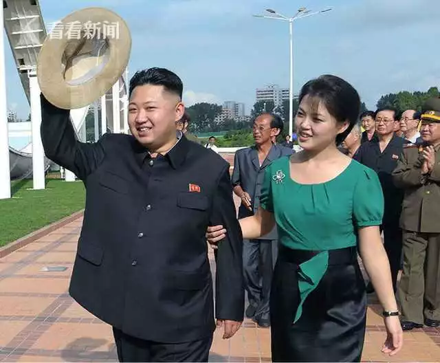 金正恩2012年正式執政，當時李雪主挽著金正恩成韓國熱門話題。 圖：翻攝自看看新聞
