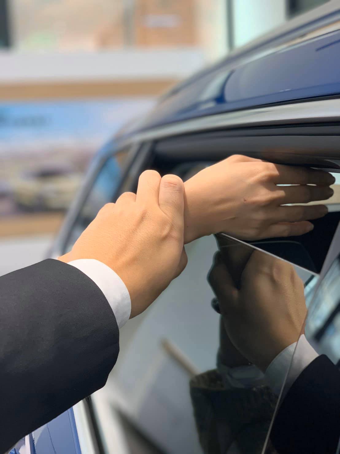 汽車品牌Skoda的臉書小編不放過機會，搭上時事熱潮，宣傳自家車「防夾功能」 圖:Skoda元三新莊展示中心