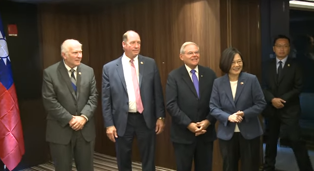 2018年7月，總統蔡英文（右二）「自由民主永續之旅」訪美，會晤美國國會議員，共和黨眾議員約霍（左二）也出席。 圖：翻攝自總統府影片