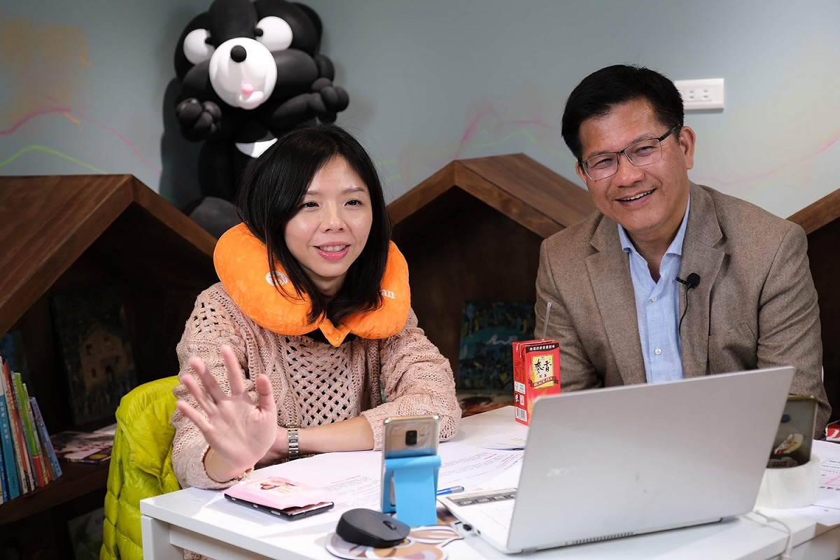 欲尋求連任的立委洪慈庸10日晚間在臉書直播「開箱洪慈庸」，邀請交通部長林佳龍訪談。 圖：洪慈庸辦公室提供