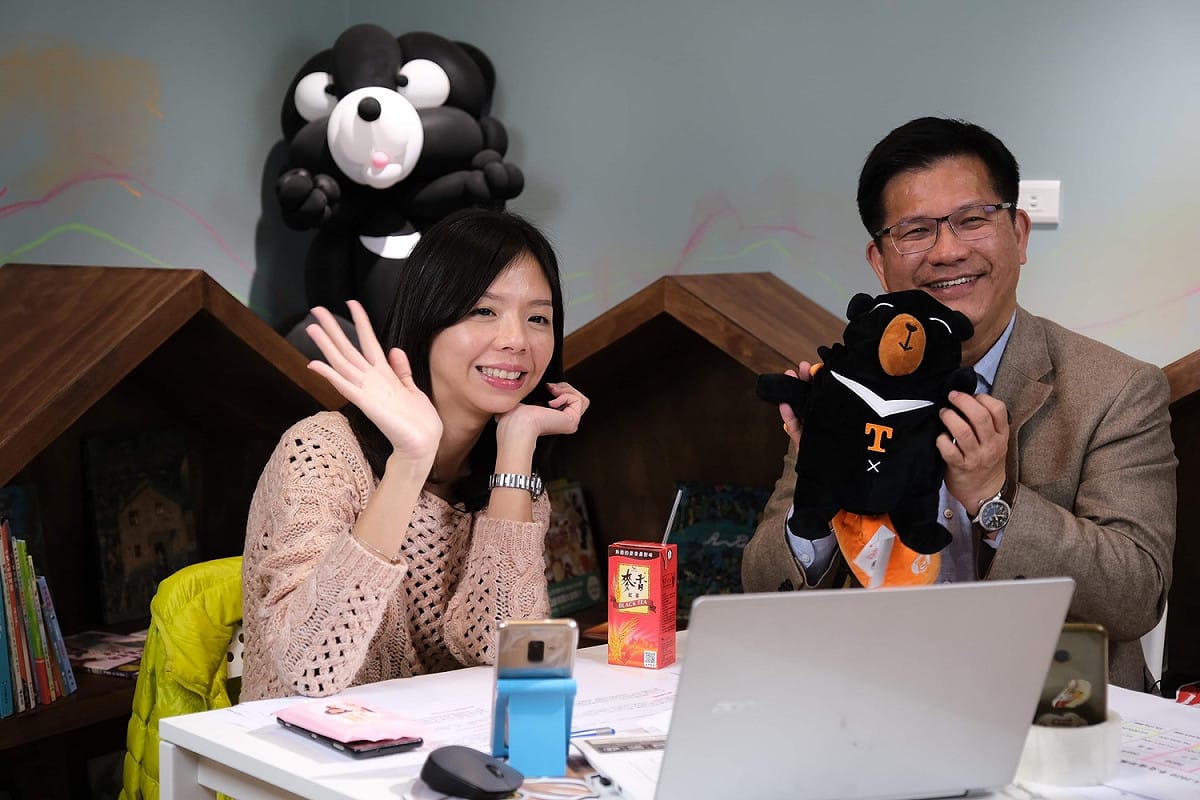 欲尋求連任的立委洪慈庸10日晚間在臉書直播「開箱洪慈庸」，邀請交通部長林佳龍訪談。 圖：洪慈庸辦公室提供