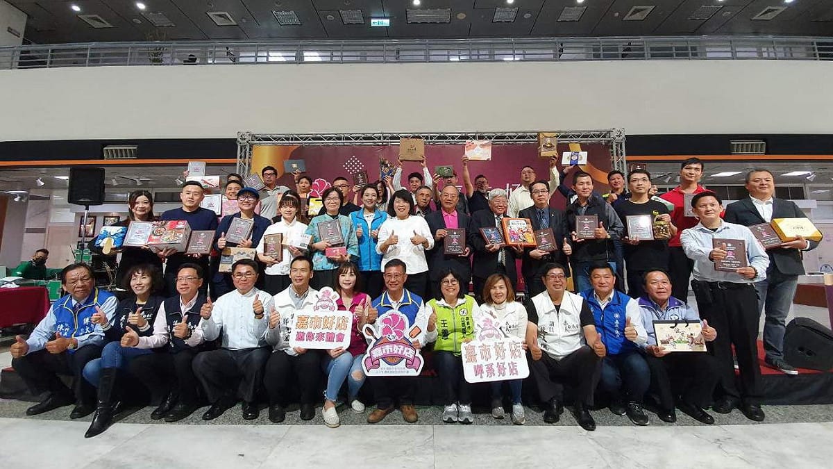 29家入選「嘉市好店」的店家與市長黃敏惠合影。 圖：嘉義市政府/提供