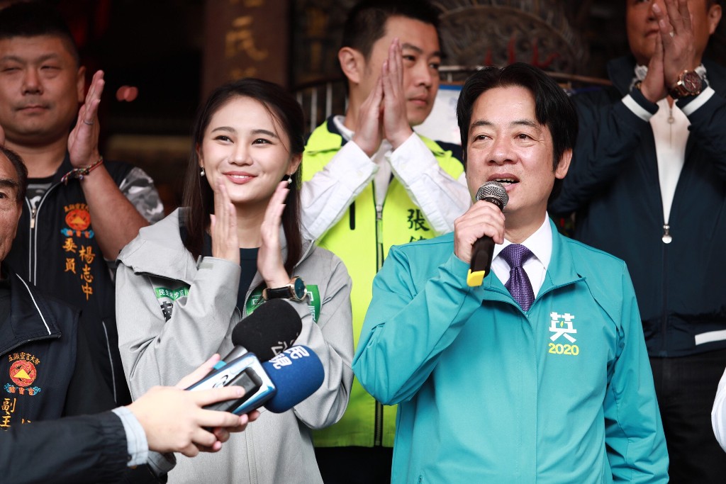 民主進步黨副總統候選人賴清德（右）今（11）日前往新北市陪同立法委員候選人賴品妤（左）共同參拜萬里昭靈宮。 圖：蔡英文競選辦公室提供