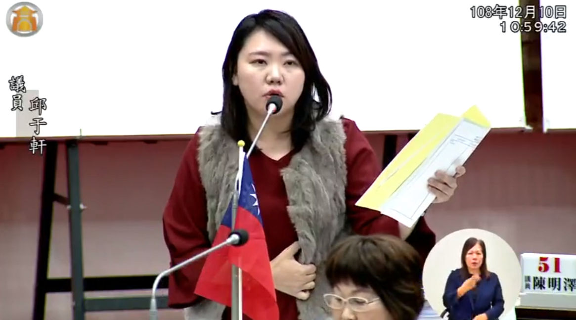 國民黨議員邱于軒昨日提案將「高雄海洋文化中心及流行音樂中心」預算全數刪除，引發各界批評。 圖：翻攝自高雄市議會