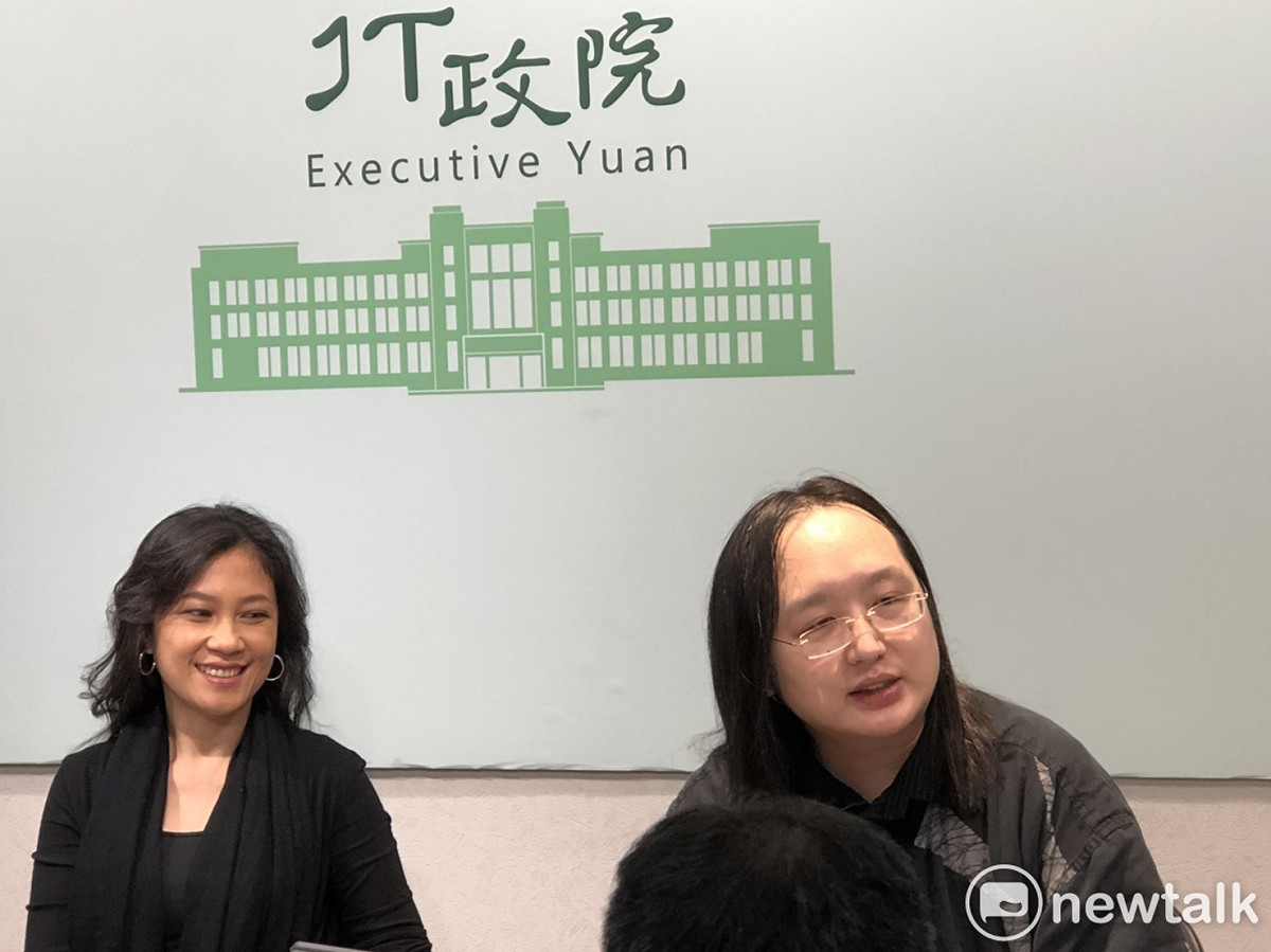 政委唐鳳和政院發言人Kolas Yotaka今（11）日下午在記者室接受媒體訪談。 圖：謝莉慧/攝