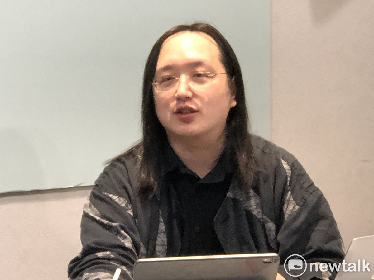 近日Line上卻瘋傳一段謠言指稱行政院政委唐鳳利用「美玉姨」監控群組、對話的訊息。 圖：謝莉慧/攝