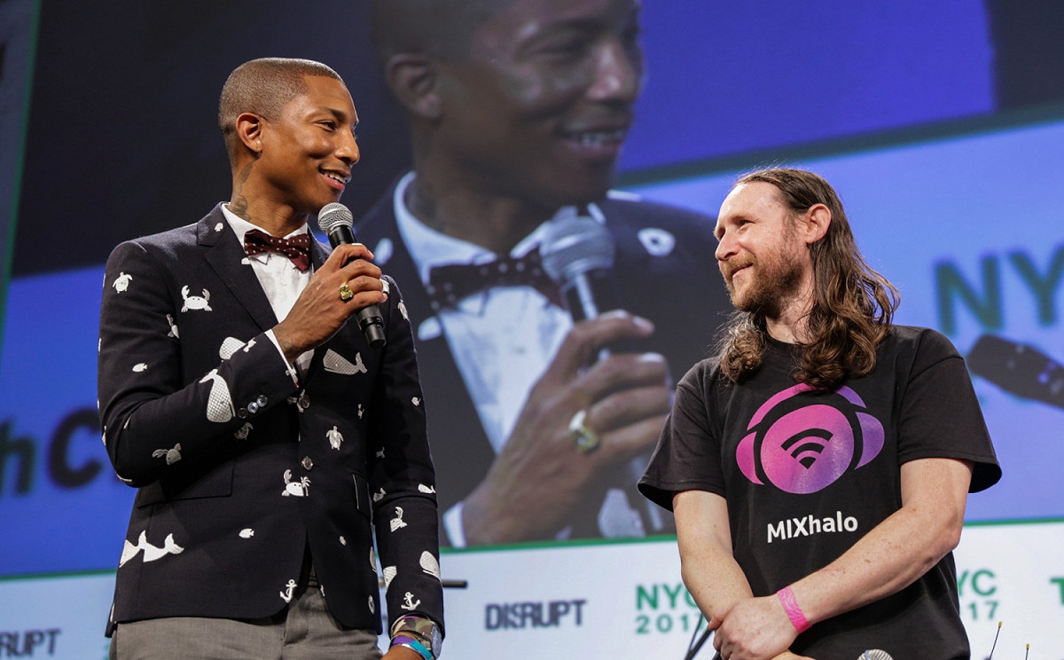 圖為 Einziger 參加 2017 年 Techcrunch Disrupt NY，接受現場的採訪。左為知名歌手 Pharrell Williams，他同時也是 Mixhalo 的投資人。 圖：取自 Techcrunch