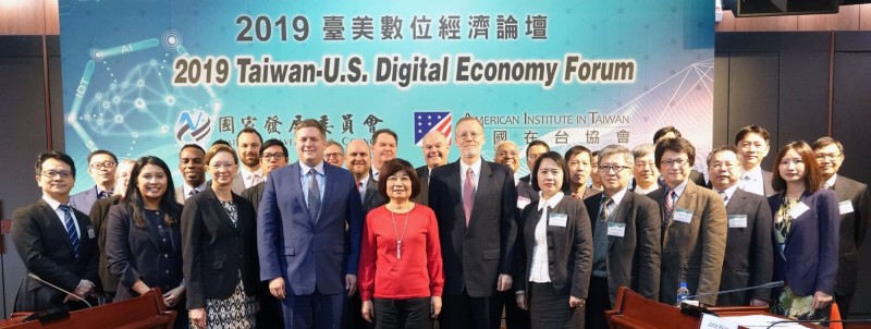 2019台美數位經濟論壇在國發會召開，國發會主委陳美伶（中）、美國商務部代理助理部長史宜恩（中左）、美國在台協會處長酈英傑（中右）合影。 圖：國發會／提供