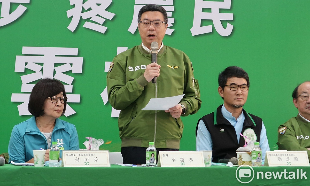 民進黨主席卓榮泰17日預告，「勝選版」飛行夾克即將開賣。 圖：林朝億/攝(資料照片)