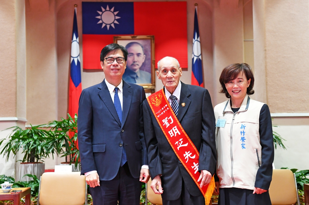 90歲的劉明芝（中）在新竹榮家捐出所有財產，具體體現「取之於社會、用之於社會」，讓愛能關注到更多榮民及榮眷，寬大胸懷令人感動。 圖：行政院提供