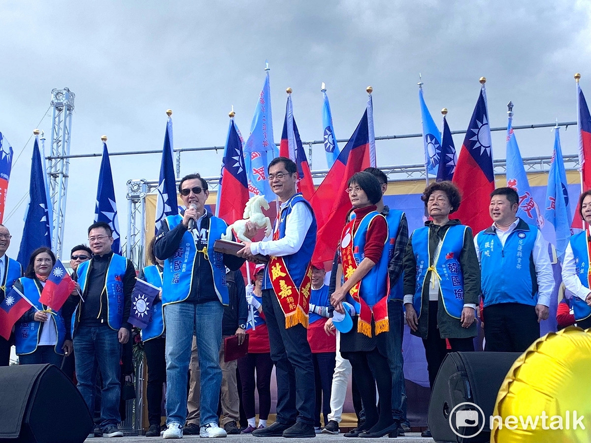 馬英九贈送駿馬吉祥物，祝福黃啟嘉參選花蓮立委馬到成功。 圖：林裕勳／攝