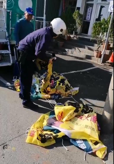 布條拆下後放置在蔡英文、蔡易餘聯合競選宣傳車上，警方要求全部拿出來。 圖︰翻攝嘉義縣市新聞天下事群組影片