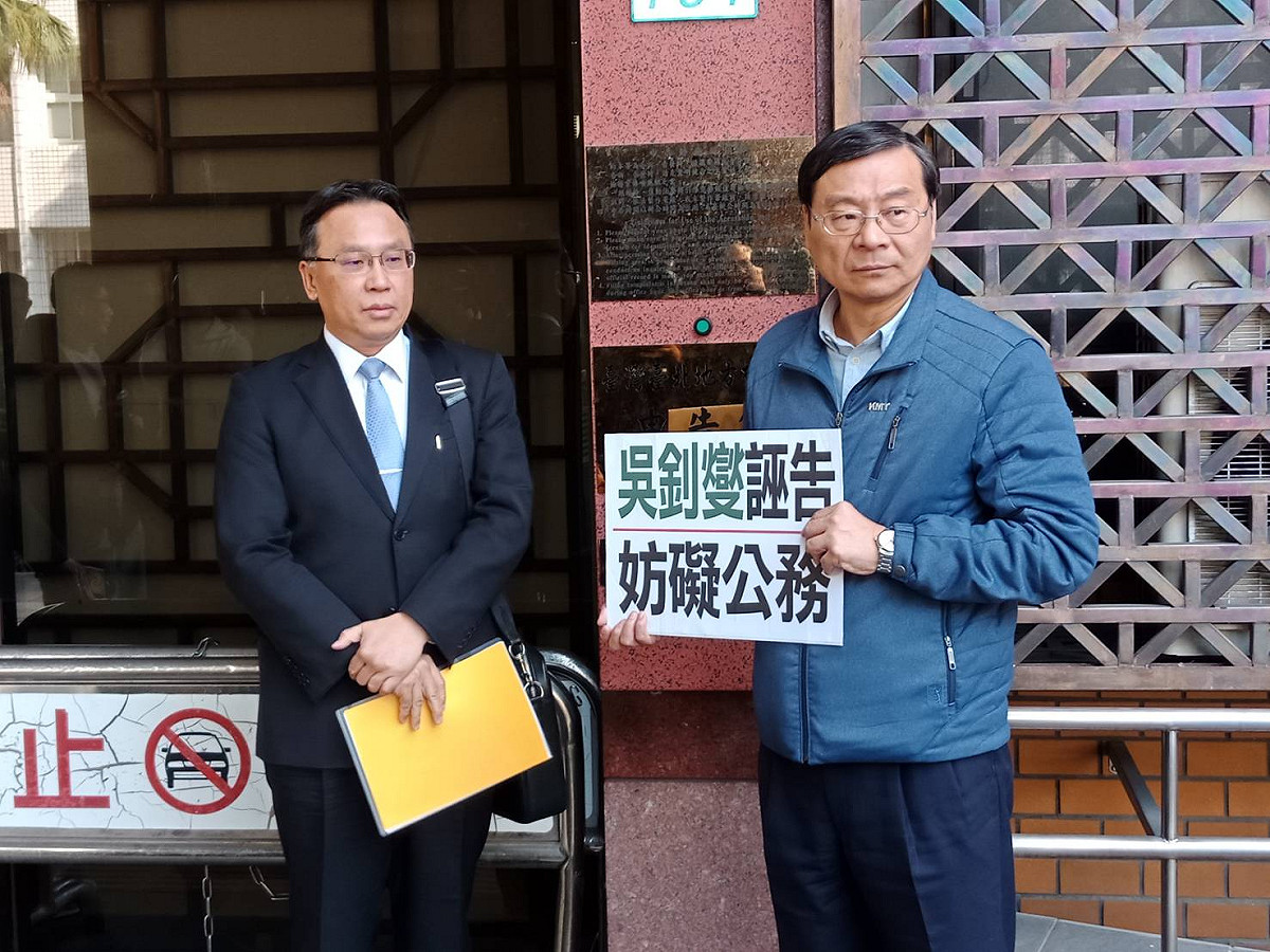 國民黨團總召曾銘宗赴台北地檢署按鈴提告外交部。 圖：立法院國民黨團/提供