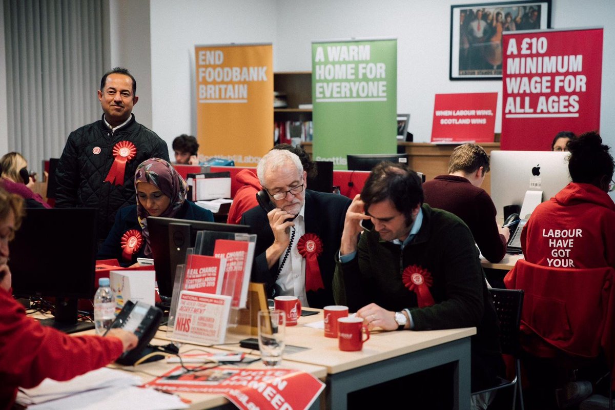 英國國會大選12日登場，工黨民調支持度上揚2%，工黨領袖柯賓（前排中）親自打電話催票。 圖：翻攝自柯賓推特
