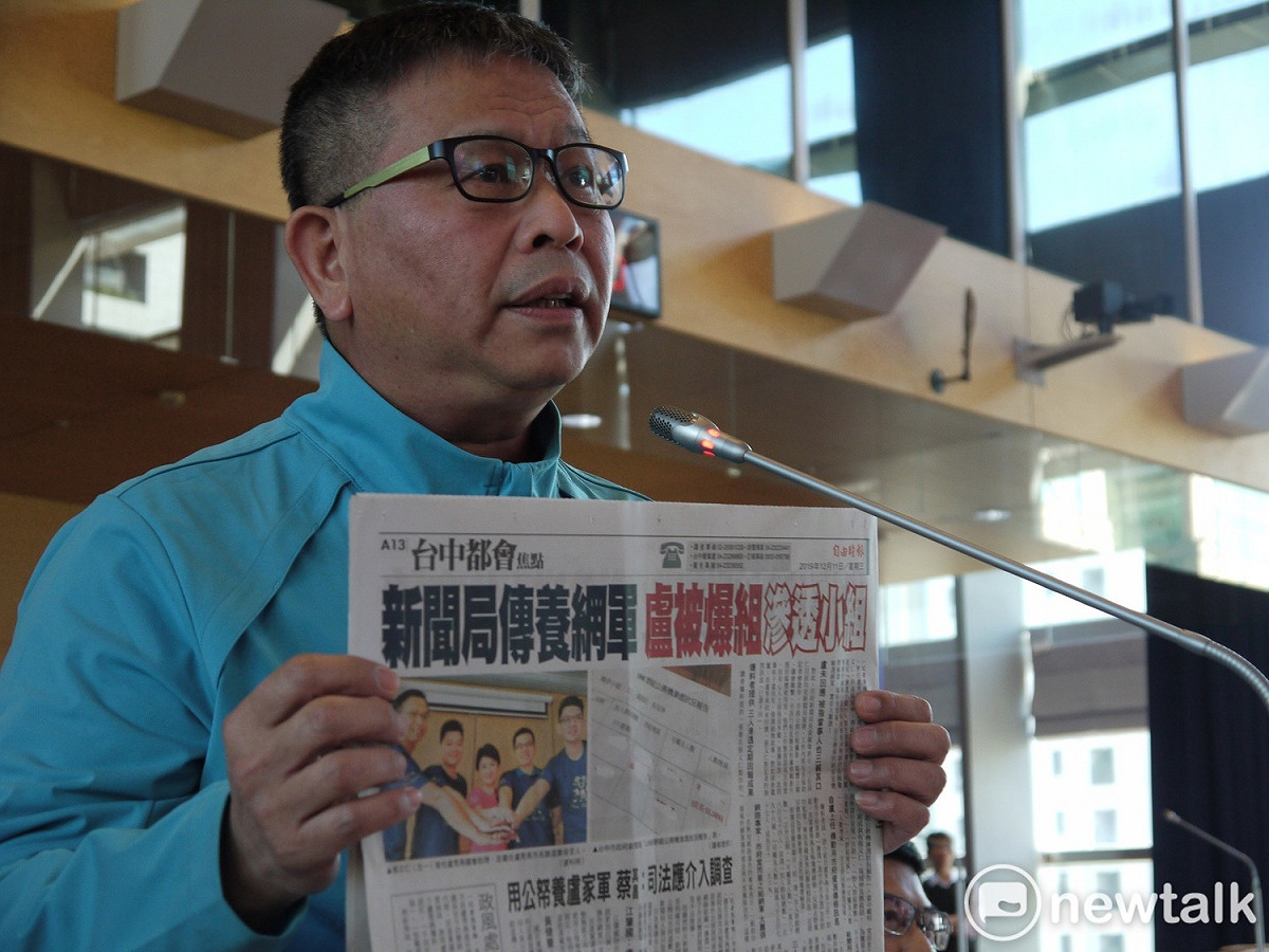市議員李天生指3名機要人員疑用公務手機滲透各個LINE群組。 圖 : 唐復年/攝
