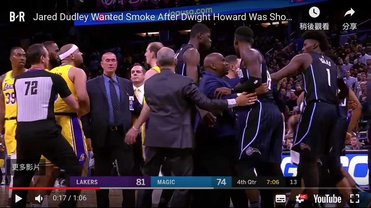 湖人隊今天作客魔術，Dwight Howard 被他過去隊友犯規，雙方有點拉扯，差點引發大亂鬥。 圖／翻攝自YOUTUBE