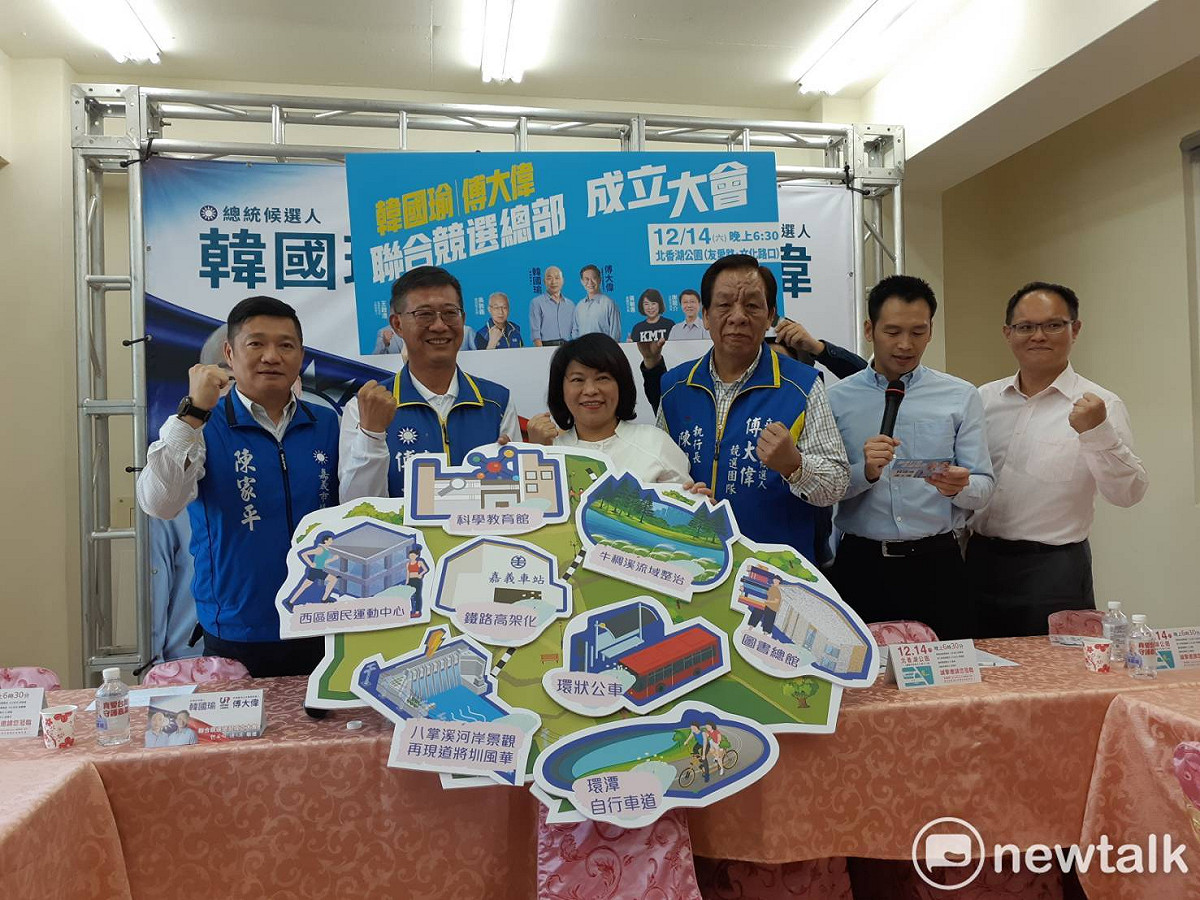 國民黨嘉義市立委候選人傅大偉在市長黃敏惠等人陪同下，宣佈五大政見及競總成立的訊息。 圖：蔡坤龍/攝