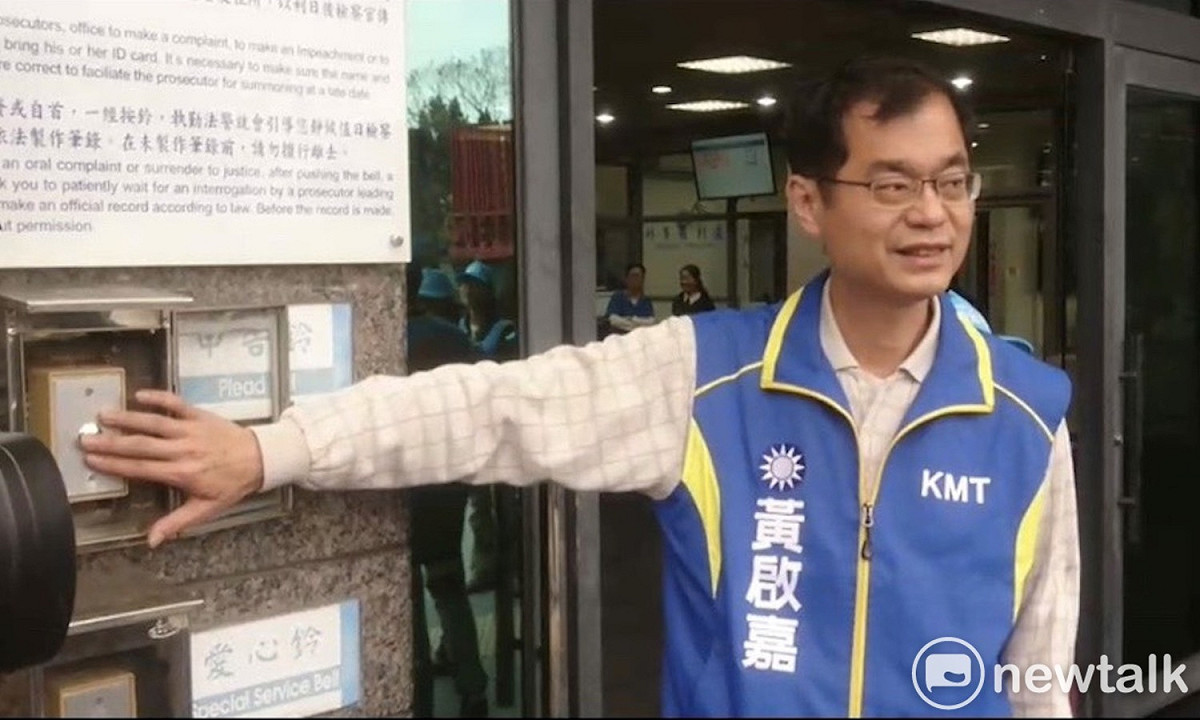 黃啟嘉到花檢按鈴申告媒體涉嫌違反選罷法。 圖：林裕勳／攝