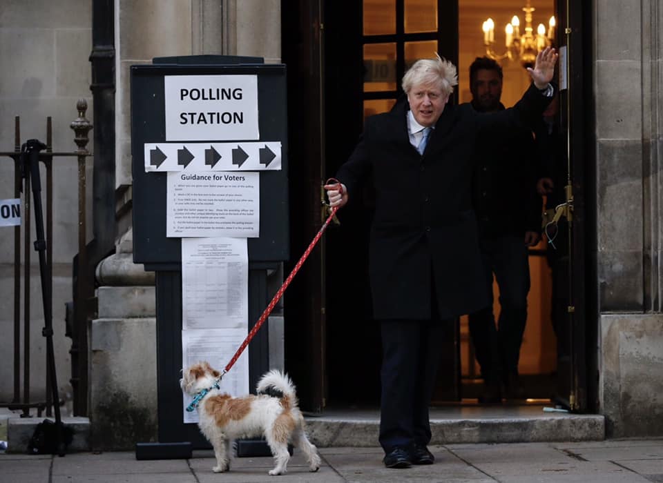 英國首相強生今天投票後步出投票所。 圖：翻攝強生臉書
