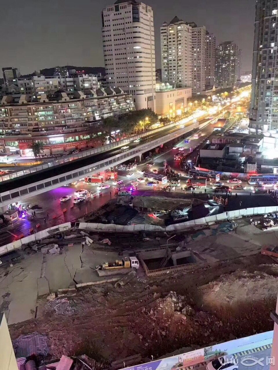 廈門地鐵2號線呂厝站地下泥土被沖刷導致路面下陷，形成一個約500平方公尺的大坑洞。 圖：翻攝PTT網頁