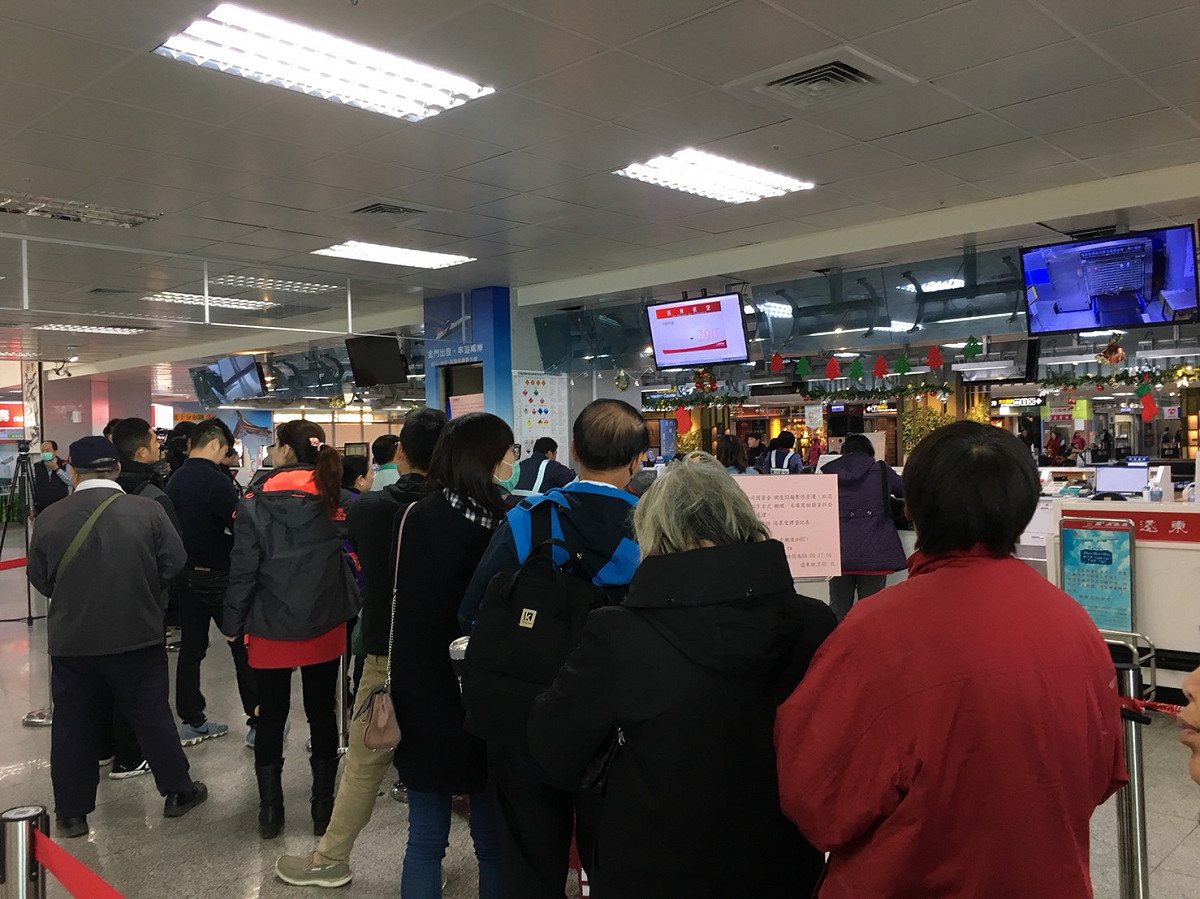 遠東航空12日宣布因資金籌措困難，13日起停飛，交通部長林佳龍也在今日證實，交通部已經收到民航局建議廢止遠航民用航空運輸業許可證公文，相關程序處理中。 圖：陳沛婍／攝