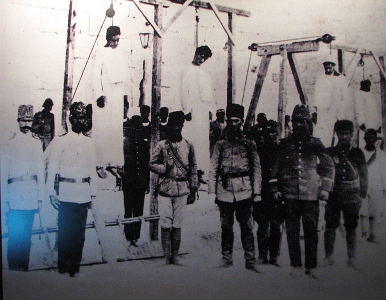 亞美尼亞大屠殺，土耳其軍隊公開弔死亞美尼亞人。 圖 : 翻攝自維基百科